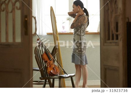 身支度をする女性 31923736