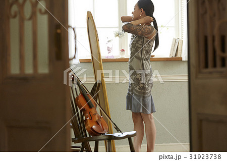 身支度をする女性 31923738