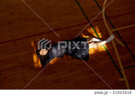 体育館　放課後　女子生徒　ポートレート 31923816