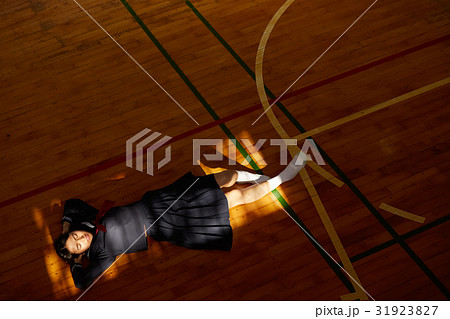 体育館　放課後　女子生徒　ポートレート 31923827