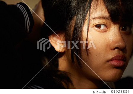 体育館　放課後　女子生徒　ポートレート 31923832