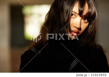 体育館　放課後　女子生徒　ポートレート 31923859