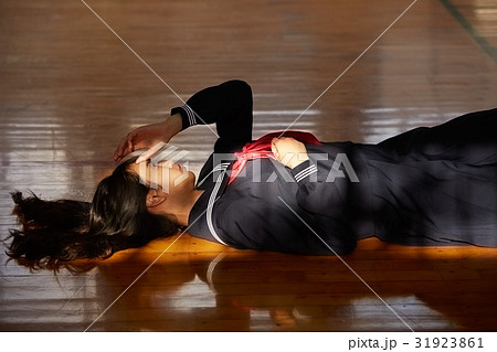 体育館　放課後　女子生徒　ポートレート 31923861