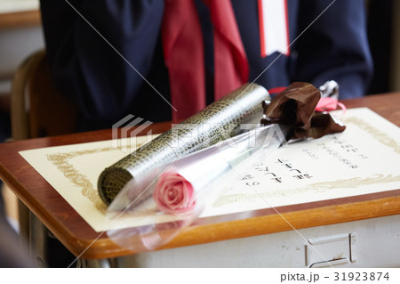 卒業生　机の上の卒業証書と花束 31923874