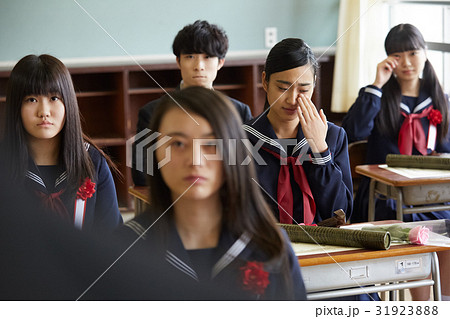 卒業 教室 ホームルーム 涙する女子 卒業 教室 ホームルーム 涙する女子 31923888