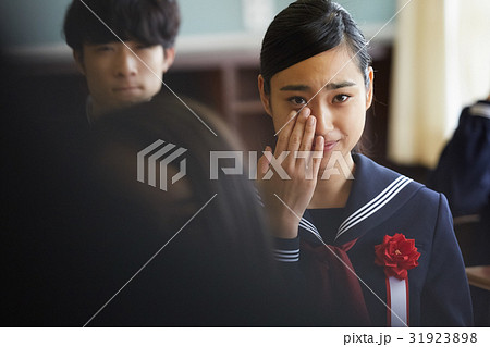 卒業　教室　ホームルーム　涙する女子 31923898