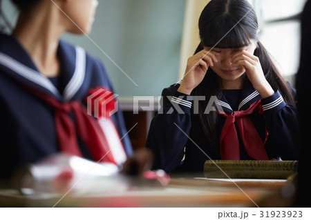 卒業 教室 ホームルーム 涙する女子 卒業 教室 ホームルーム 涙する女子 31923923