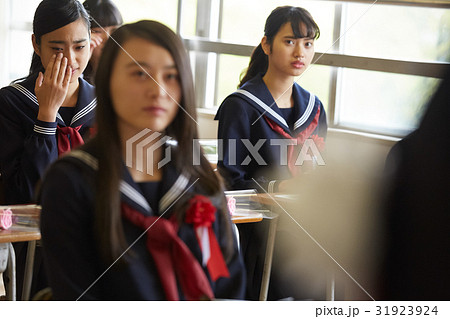 卒業 教室 ホームルーム 涙する女子 卒業 教室 ホームルーム 涙する女子 31923924