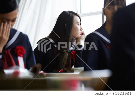 卒業 教室 ホームルーム 女子 卒業 教室 ホームルーム 女子 31923931