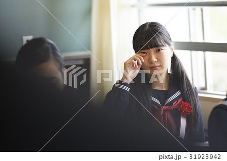 卒業　教室　ホームルーム　涙する女子 31923942