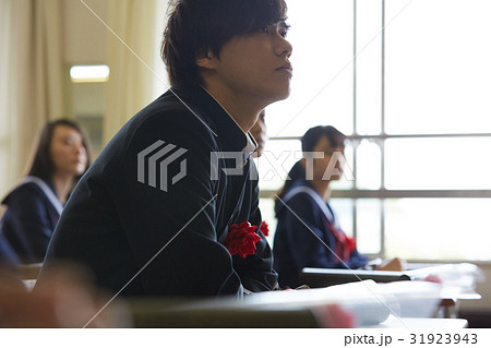 卒業　教室　ホームルーム　男子 31923943