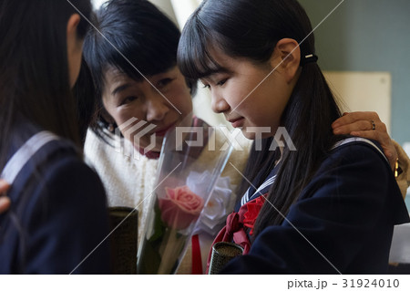 卒業　教室　涙する女子 31924010