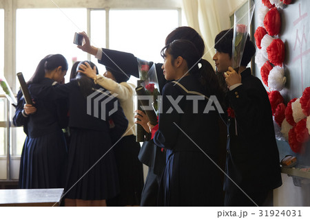 卒業生　教室　記念撮影　 31924031