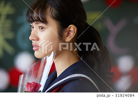 卒業　教室　涙する女子　ポートレート 31924084