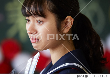 卒業 教室 涙する女子 ポートレート 卒業 教室 涙する女子 ポートレート 31924103
