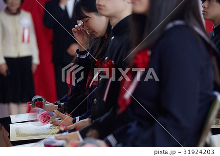 卒業式　イメージ　涙する女子 31924203
