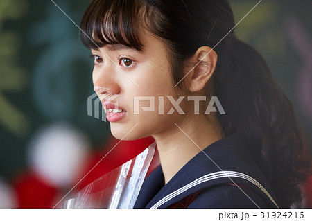 卒業　教室　涙する女子　ポートレート 31924216