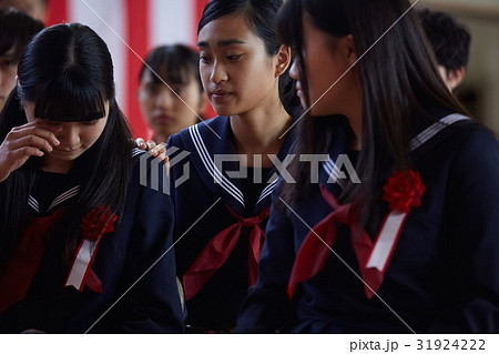 卒業式 イメージ 涙する女子の写真素材