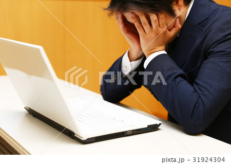 悩むビジネスマン 31924304