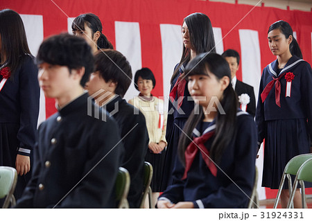 セレモニー 体育館に入場する生徒たち セレモニー 体育館に入場する生徒たち 31924331