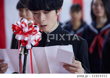 卒業式　入学式　イメージ　スピーチ 31924352