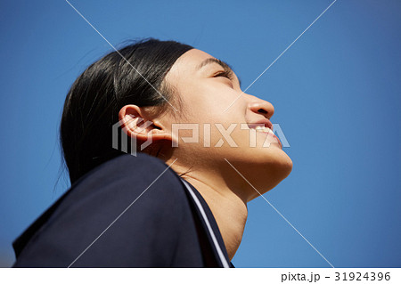 青空を仰ぐ女の子 31924396