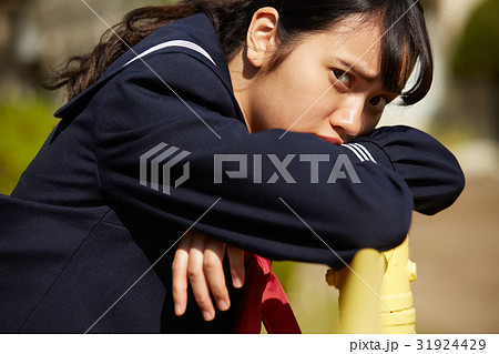 鉄棒に捕まる女子生徒 31924429