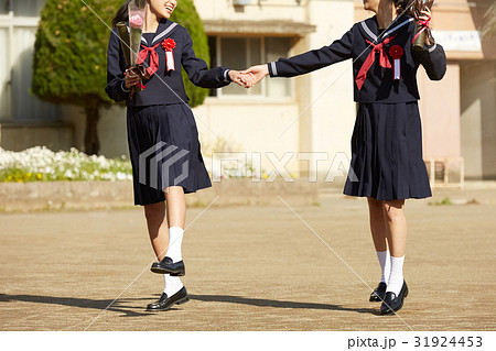 校庭 卒業生 手をつなぐ 友情 校庭 卒業生 手をつなぐ 友情 31924453