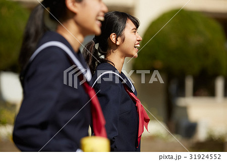女子生徒　友達 31924552