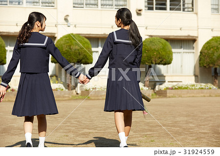 校庭　卒業生　手をつなぐ　友情 31924559