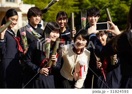 校庭　卒業生たち 31924593