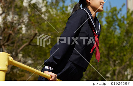 校庭　鉄棒　女子生徒 31924597