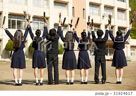 校庭　卒業生たち 31924617