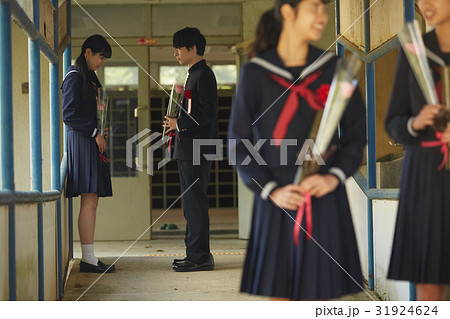 卒業 カップル 青春 思い出の写真素材