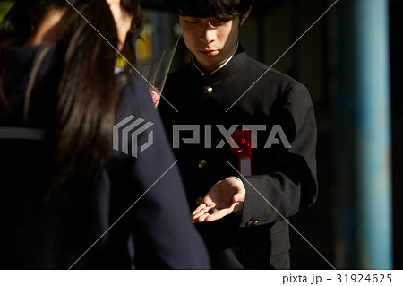 卒業式　第二ボタンを渡す男子 31924625