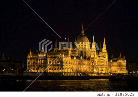 Parliament of Hungary in the night capital of the  31925025