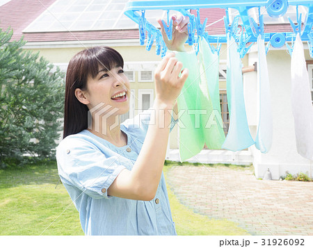 洗濯物を取り込む女性 洗濯物を取り込む女性 31926092