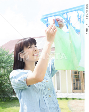 洗濯物を取り込む女性 洗濯物を取り込む女性 31926100