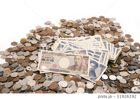 日本円の紙幣（一万円札、千円札）と貨幣の集合写真 31926292