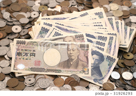 日本円の紙幣（一万円札、千円札）と貨幣の集合写真 31926293