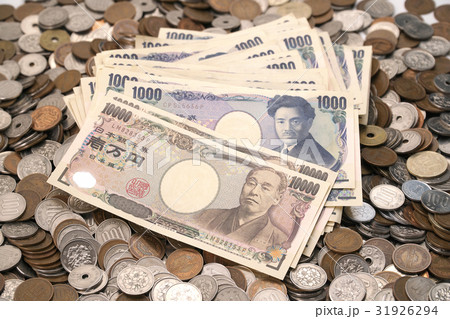 日本円の紙幣（一万円札、千円札）と貨幣の集合写真 31926294