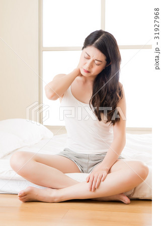 asian woman suffering Shoulder neck ache tired 31927968