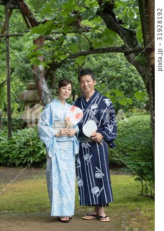 浴衣 ミドル夫婦 庭園 和風 イメージ 浴衣 ミドル夫婦 庭園 和風 イメージ 31928192