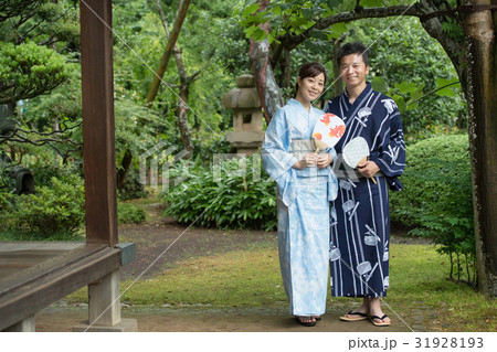 浴衣 ミドル夫婦 庭園 和風 イメージ 浴衣 ミドル夫婦 庭園 和風 イメージ 31928193
