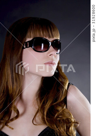 beautiful woman wearing sunglasse 31928600