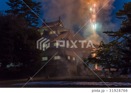 愛知豊橋　吉田城の鉄櫓の前　夏の手筒花火の終了を告げる打ち上げ花火 31928766