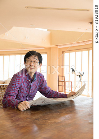 セレブ　男性　英字新聞　 31928919