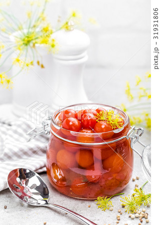 Canned tomatoes 31931806