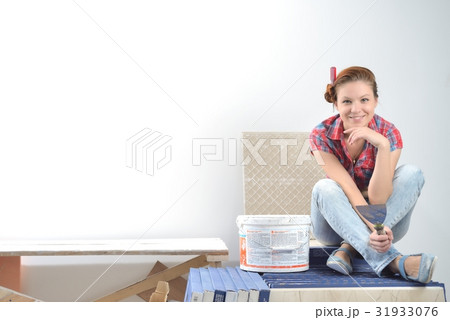 Young beautiful woman sits and thinks of repair Young beautiful woman sits and thinks of repair 31933076