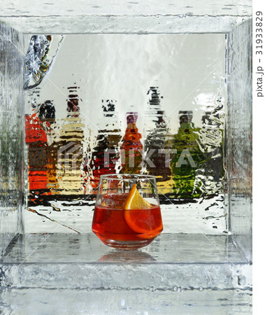 Red cocktail with a slice of orange. Close up 31933829